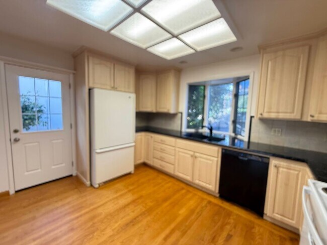 Primary Photo - Charming 3-4 Bed/3 Bath Home in Belmont wi...