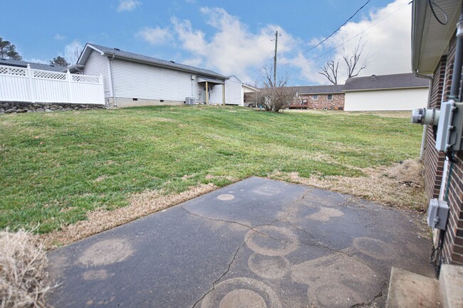 Building Photo - Pet Friendly Three Bedroom!