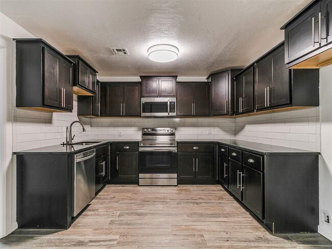 Building Photo - 816 S Santa Fe Dr