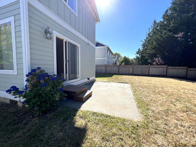 Building Photo - Spacious Craftsman Style Home - Pet Friendly!