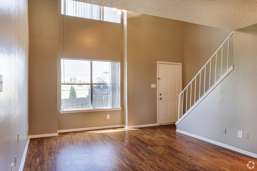 Building Photo - 1901 Lakeview Cir