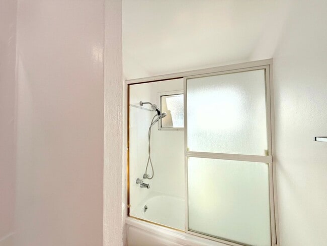 Building Photo - Beautiful Renovated Spacious 4 Bed - 2 Bath Home in West Hills