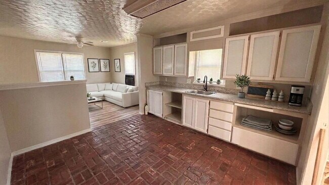 Building Photo - Spacious 3-bedroom, one-bathroom home.
