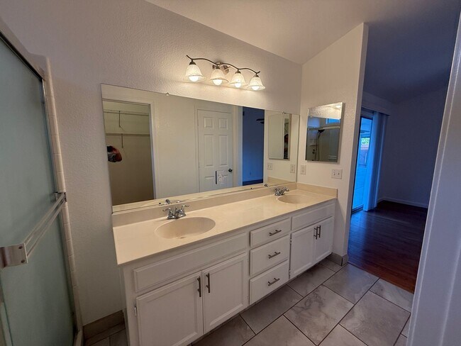 Building Photo - Single story with 3-car Garage!!