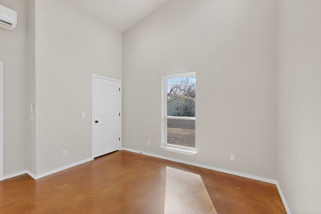 Building Photo - 1471 W Kaufman St