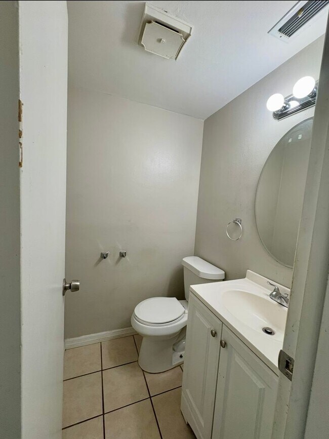 Building Photo - Lovely 3 Bed 2.5 Bath w/ Den and 2 Car Garage