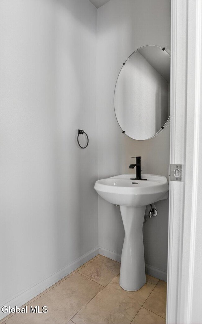 Building Photo - 3 David Ln