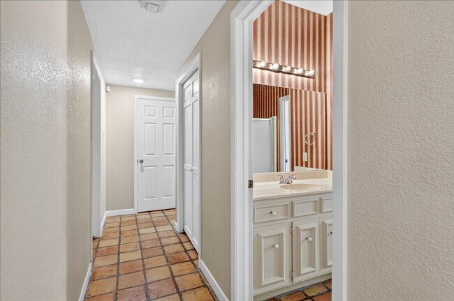 Building Photo - 5305 Greenbriar Dr