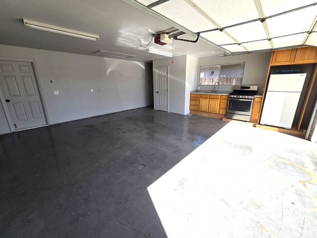 Building Photo - Beautiful 3 Bedroom 2 bath Home Across from La Joya Middle School