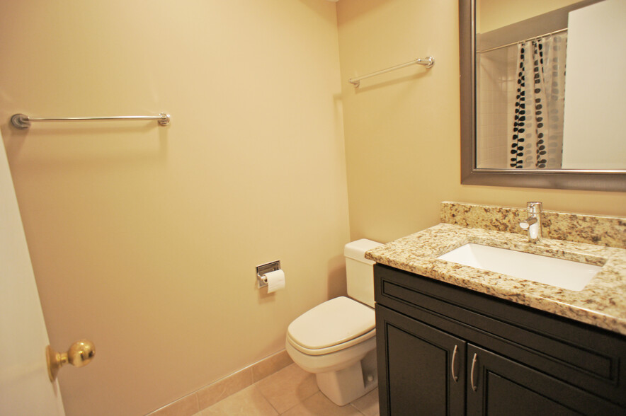 Master Bath - 1466 Hazelwood Ct