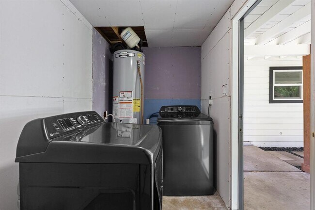 Building Photo - 5803 Blythewood Dr