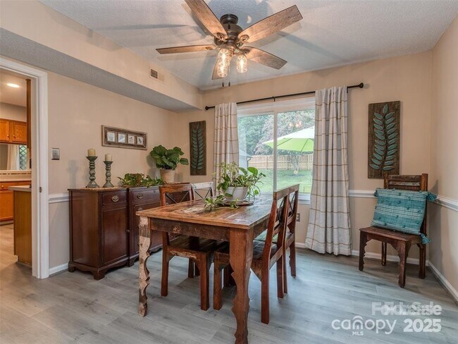 Building Photo - 8715 Parkchester Dr