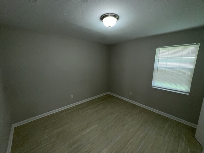 Building Photo - 4923-4923 Woodmont Dr