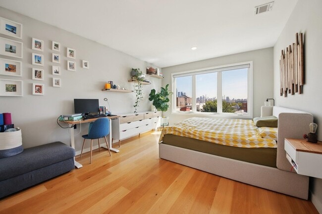 Building Photo - 306 New York Ave