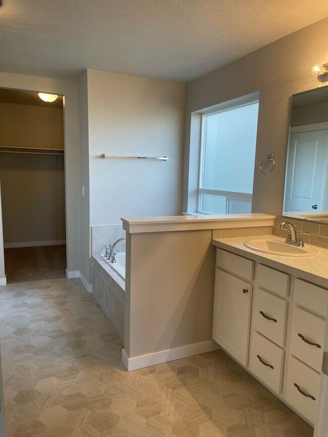 Building Photo - 4 bedroom 2 bath large loft area upstairs / All bedrooms downstairs