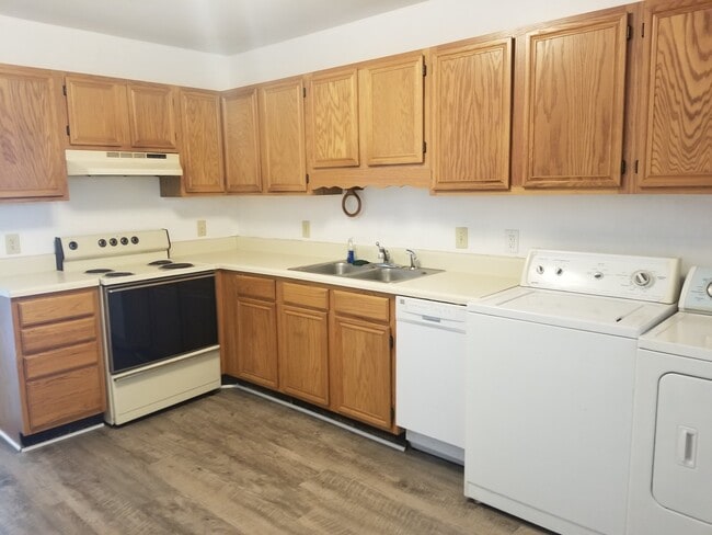 Building Photo - 2 BR duplex near Four Seasons, Twin Lakes