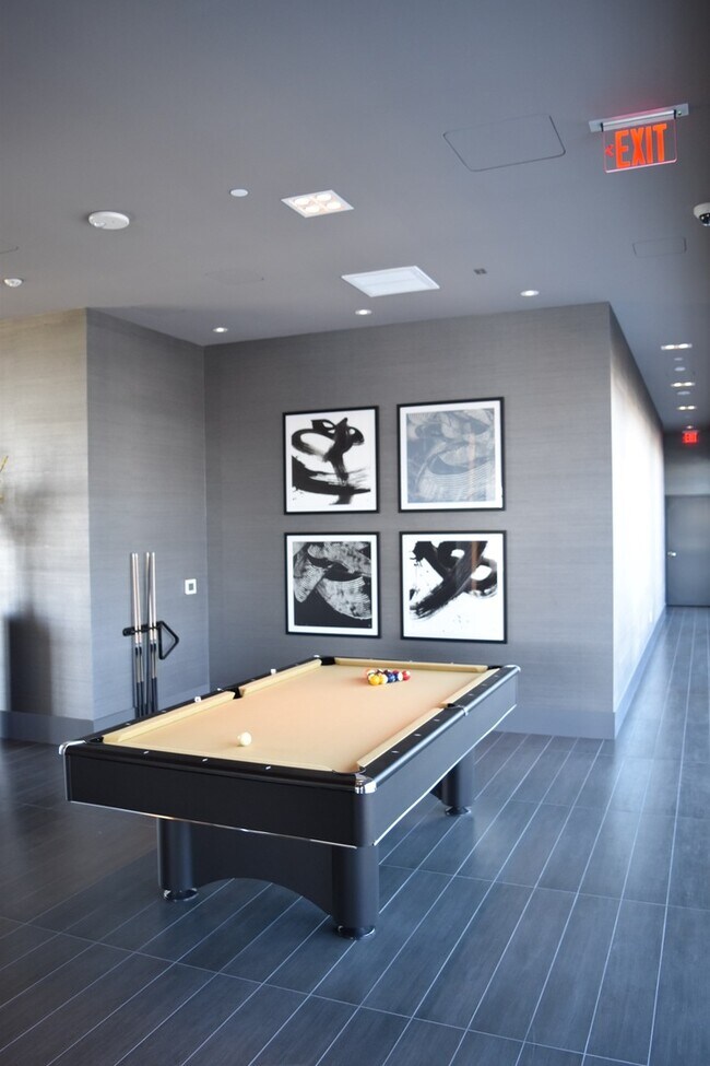 Building Photo - Spacious Luxury One Bedroom - Insignia
