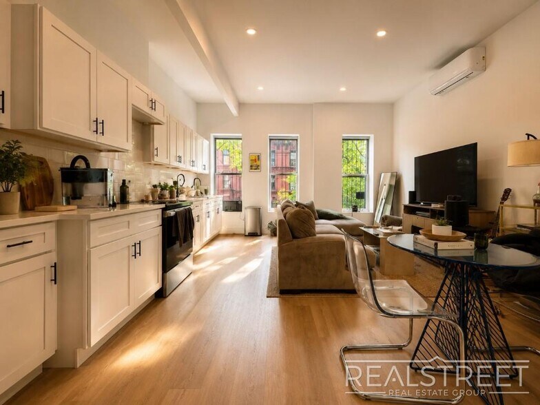 Building Photo - Top Floor 2 Bed in Renovated Brownstone with Washer/Dryer, Split AC & Tall Ceilings