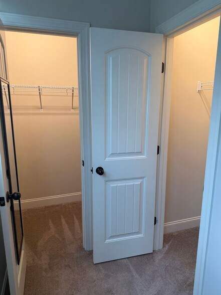 Building Photo - Eagle Ridge Townhome - Furnished Unit - Op...