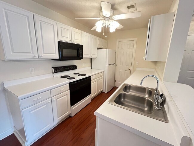 Building Photo - Ground Floor 3 Bedroom, 2 Bath Condo Available Now in Murrells Inlet!