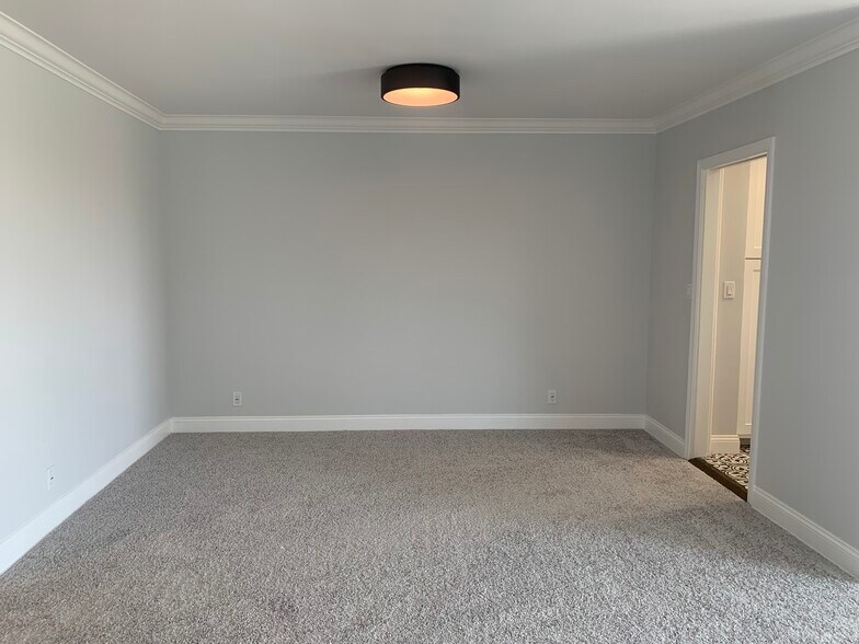 Dining Area - 7560 Hollywood Blvd