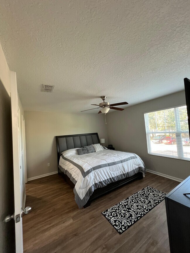 Master Room - 4252 Adirolf Rd