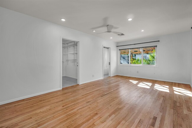 spacious primary suite - 1029 N California St