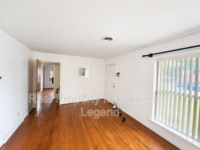 Building Photo - 409 La Salle Dr