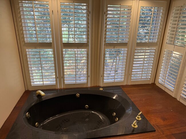 Building Photo - 833 Williamsburg Dr