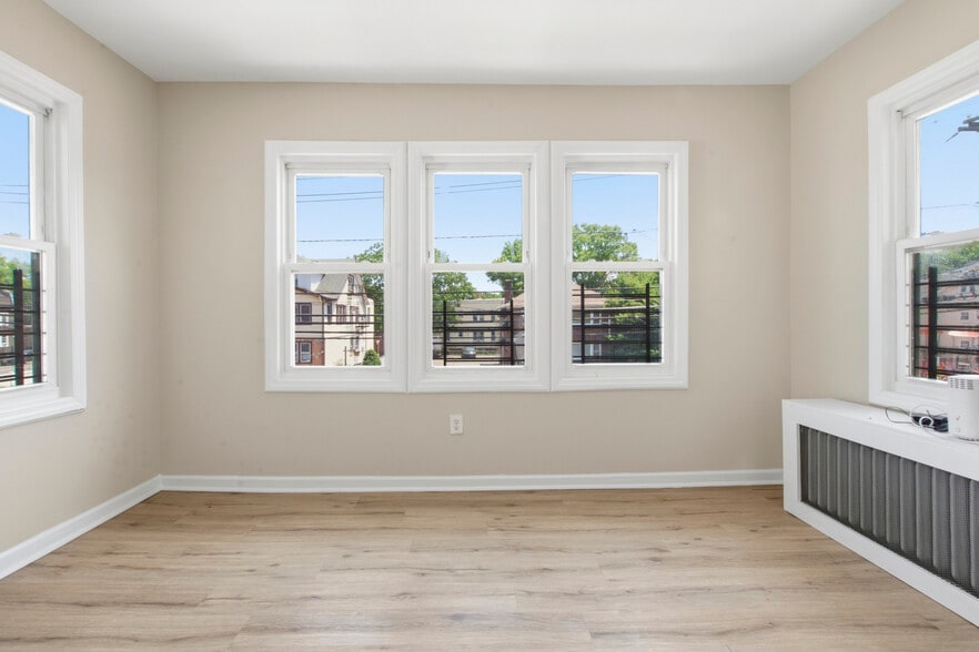 Sun Room - 323 Myrtle Ave