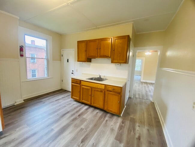 Building Photo - 7 Maple St