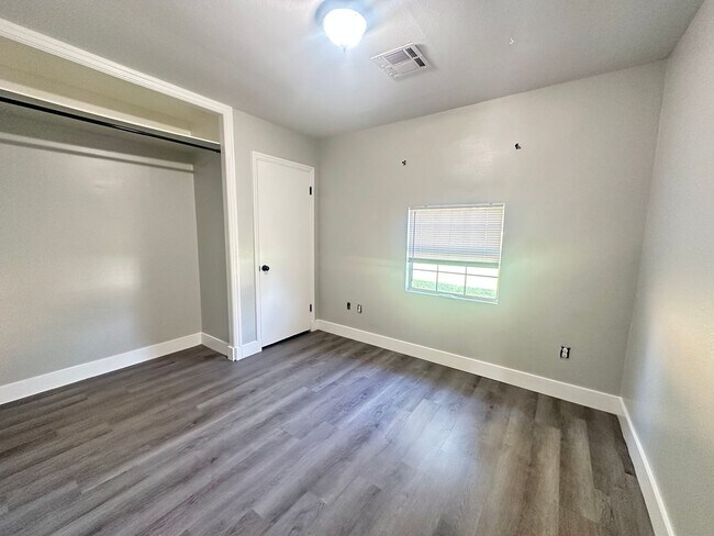 Building Photo - Adorable Starter Home