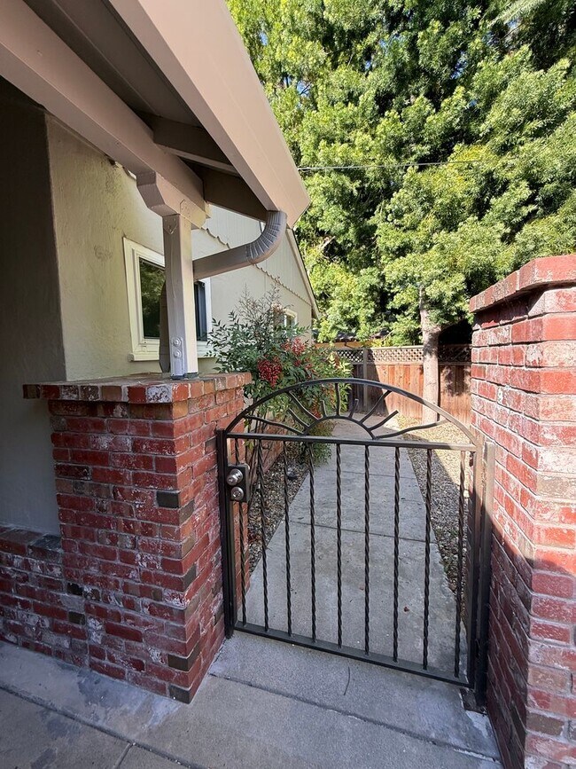 Building Photo - 33 Mary Ct