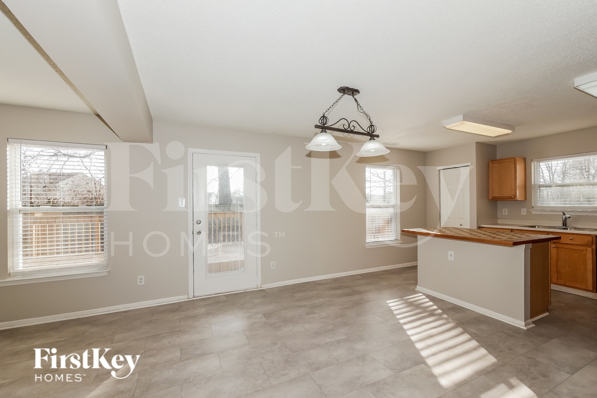 Building Photo - 6845 Woodland Heights Dr