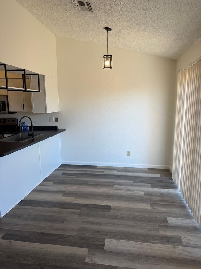 Building Photo - Updated 2 Bedroom 2 Bath with Office Near Fort Huachuca