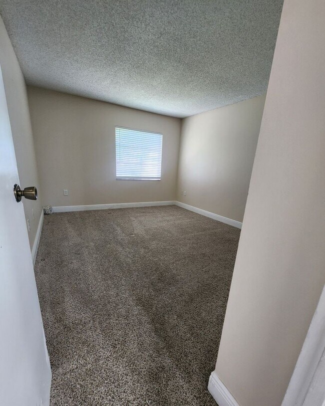 Building Photo - Prime Location for a great price!