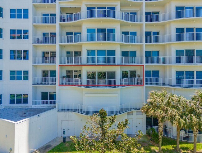 Building Photo - Furnished Waterfront 2 Bedroom Condo