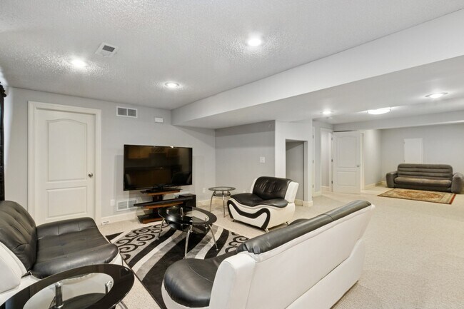 Building Photo - 5337 Meadowlark Dr