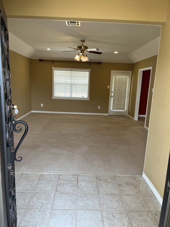 Building Photo - 302 Red Oak Ln