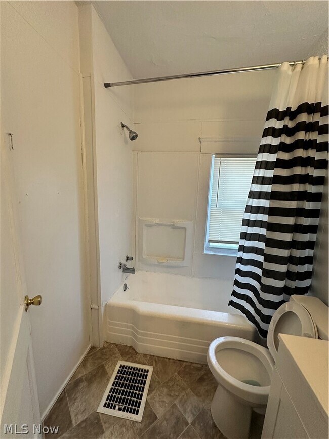 Building Photo - 816 London Rd