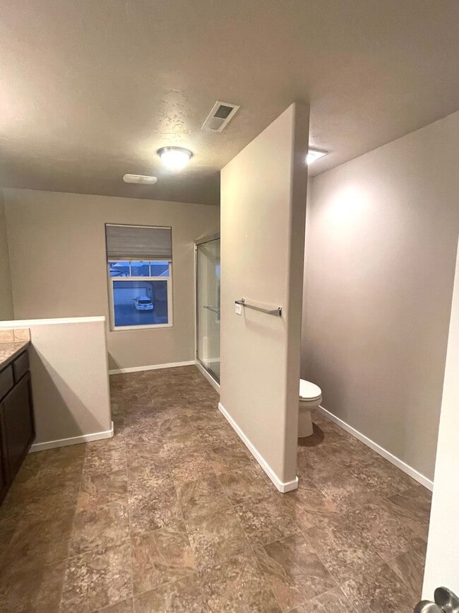 Building Photo - Charming Very Spacious 2-Story Home for Rent in Pasco, WA – Ideal Location Off Road 68!