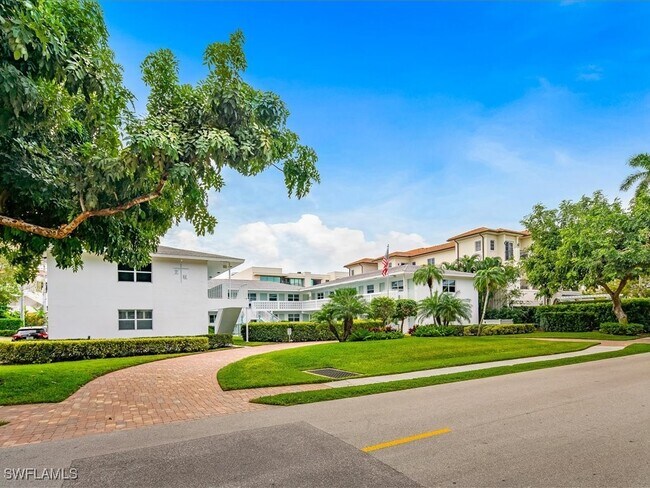 Building Photo - 530 4th Ave S