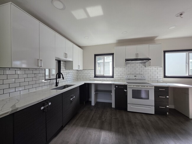 Building Photo - 1060-KE1060 15th St NE