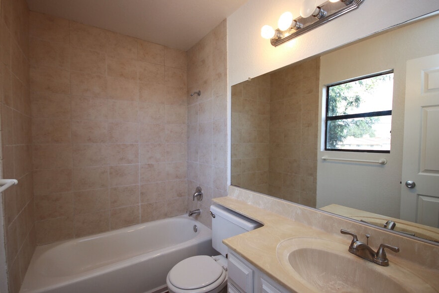 Building Photo - 416 N Bushnell Ave