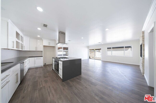 Building Photo - 8432 Glenoaks Blvd