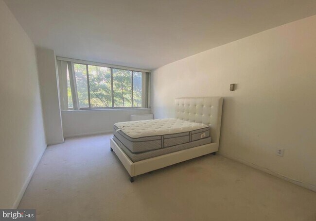 Building Photo - 5565 Columbia Pike