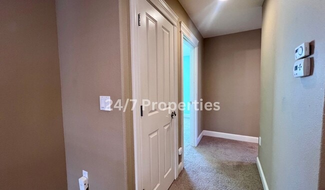 Building Photo - Large 4BD I 2.5BA Home - West Linn!