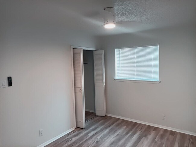 Building Photo - Well-Maintained Home with Modern Features in Prime Live Oak Location