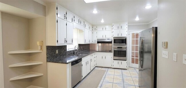 Building Photo - 2866 Manor Ct