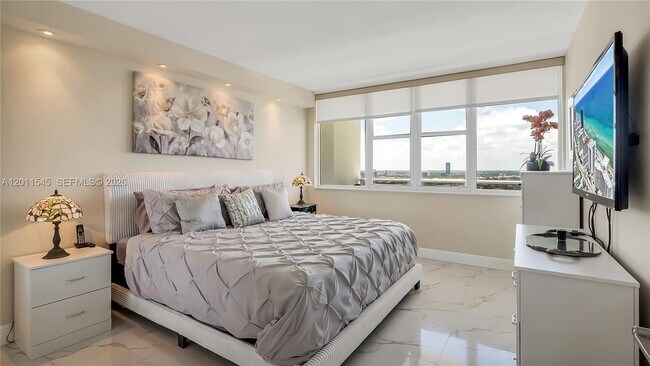 Building Photo - 3140 S Ocean Dr